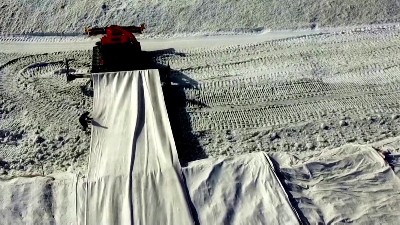 Svizzera, il ghiacciaio del monte Titlis messo "sotto le coperte" per rallentarne lo scioglimento