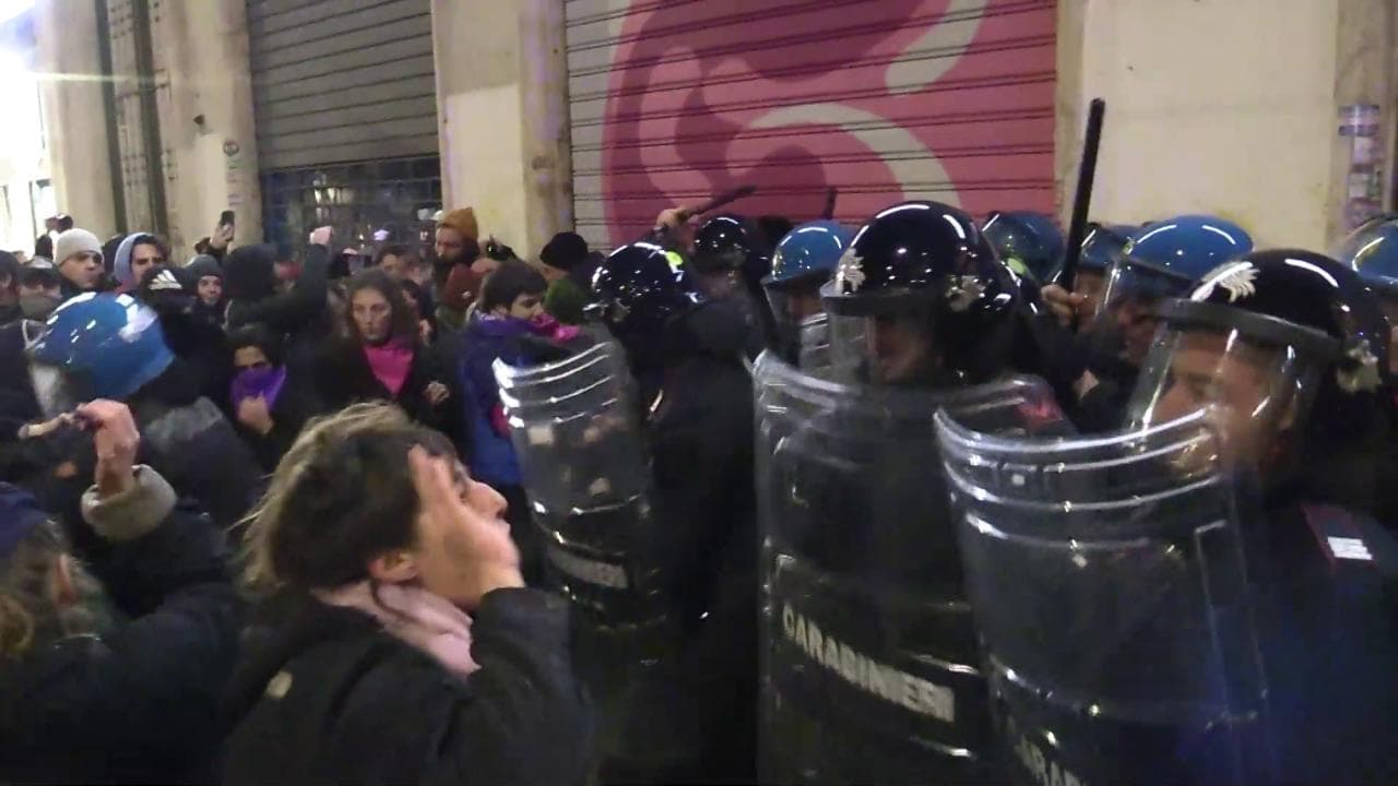 Corteo 25 novembre, tensioni tra manifestanti e polizia sotto la sede 'Pro Vita' a Roma