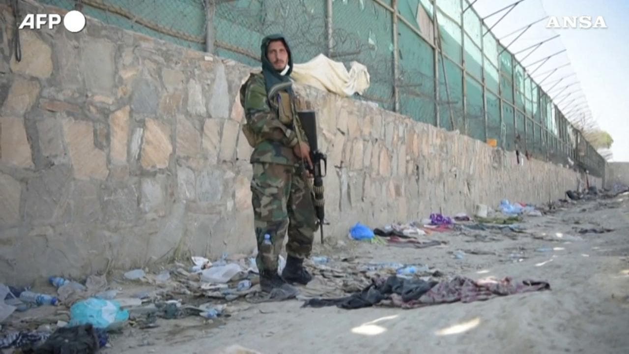 Afghanistan, l'aeroporto di Kabul il giorno dopo gli attentati