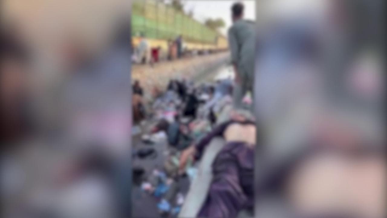 Kabul, lo scenario del massacro dopo l'attentato kamikaze