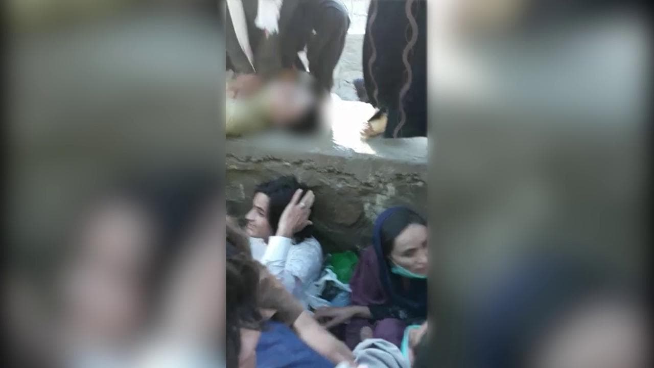 Kamikaze all'aeroporto di Kabul: il disperato tentativo di salvare la vita a un ferito