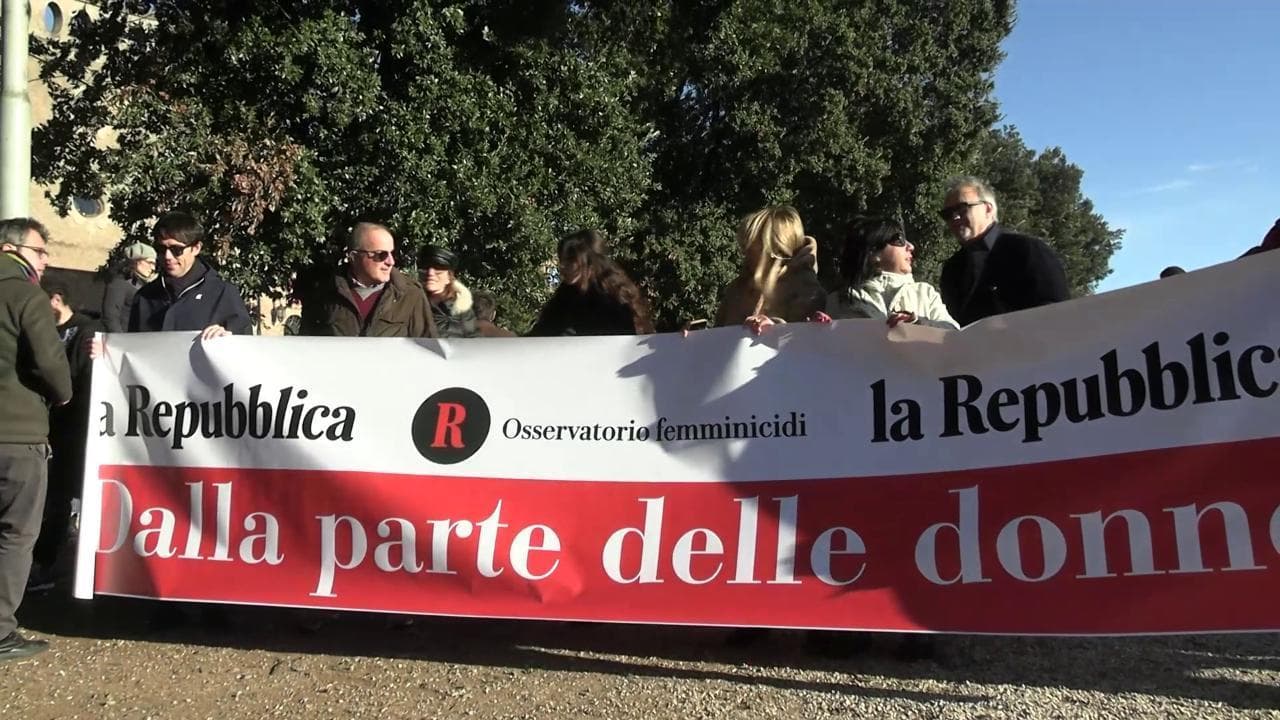 25 novembre, lo striscione di Repubblica in piazza a Roma: "Sempre dalla parte delle donne"