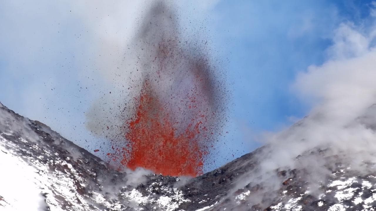 L'eruzione dell'Etna tra le cime innevate: le immagini a 3mila metri