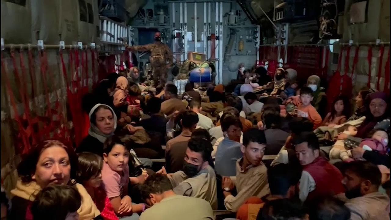 Kabul, a bordo del volo militare italiano in viaggio verso Roma