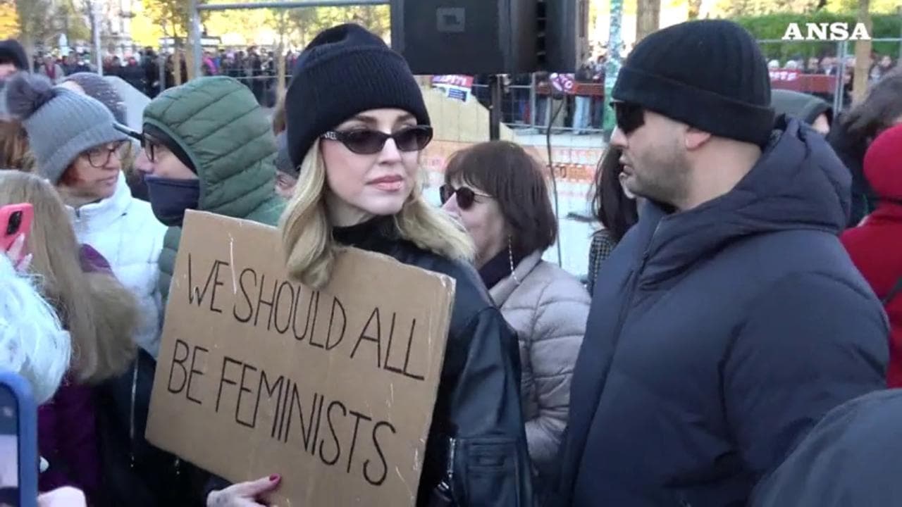 25 novembre, Chiara Ferragni: "Ci siamo commossi. Dovremmo essere tutti in piazza"