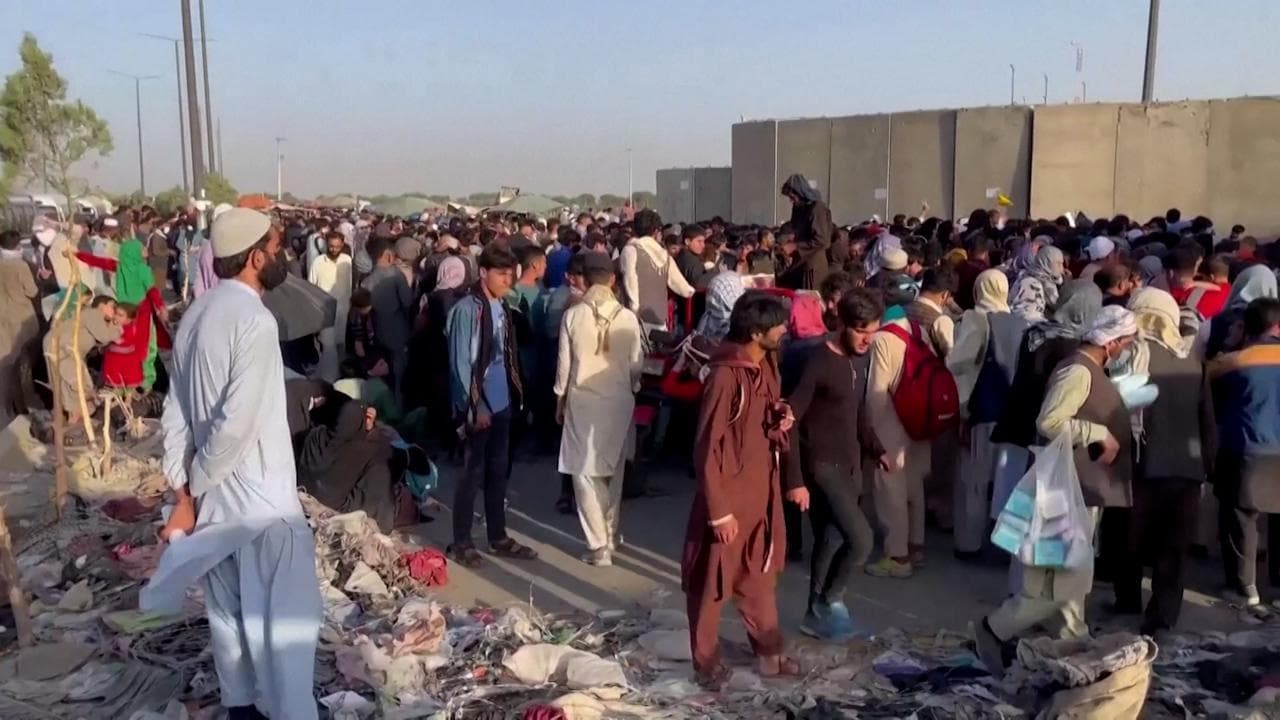 Afghanistan, l'allerta terrorismo all'aeroporto di Kabul non ferma la folla: in migliaia allo scalo