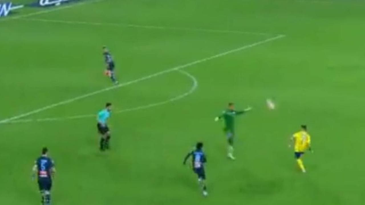 Cristiano Ronaldo, gol da urlo: pallonetto da 40 metri