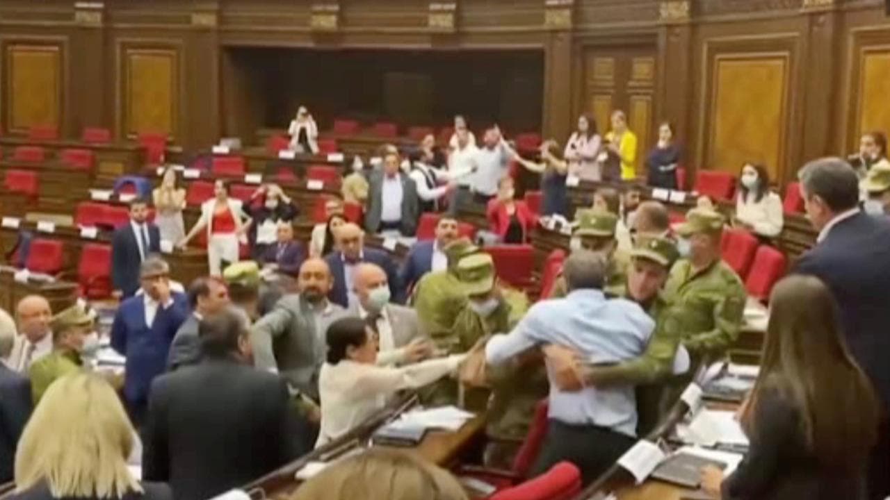 Armenia, rissa in Parlamento: volano calci e pugni tra opposizione e maggioranza