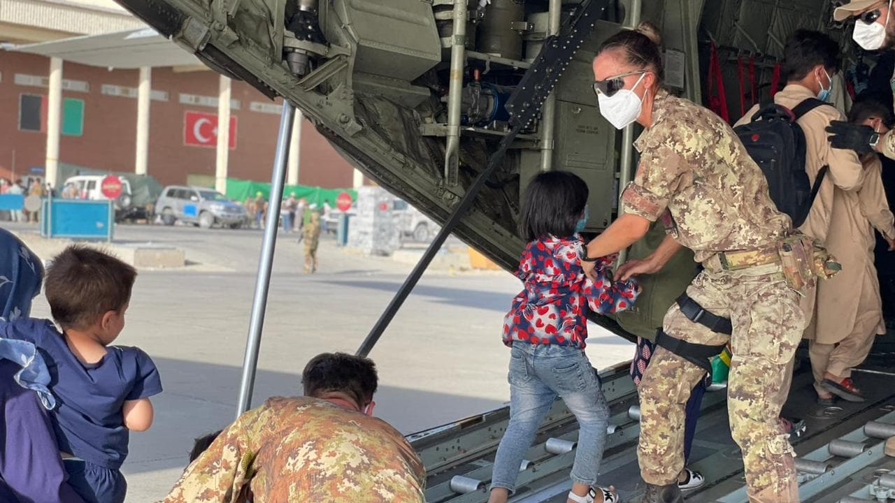 Kabul, a un passo dalla libertà: il ponte aereo verso l'Italia nel video dell'inviato di Repubblica