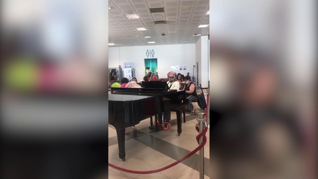 Palermo, Morgan show: suona Beethoven in aeroporto