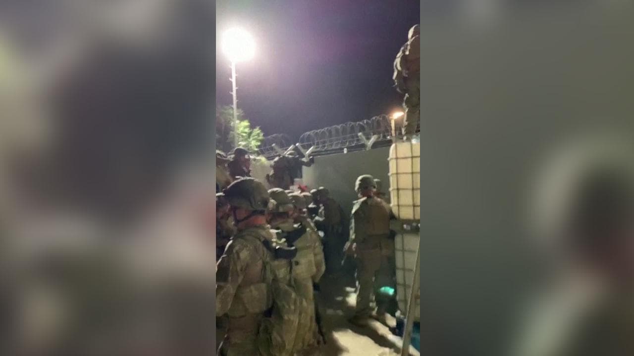 Kabul, soldati spagnoli aiutano civili afghani a entrare nell'aeroporto