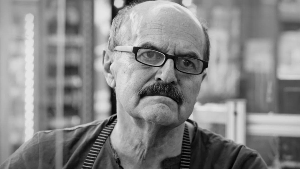Pier Luigi Bersani commesso, cassiere e prete... in un cortometraggio