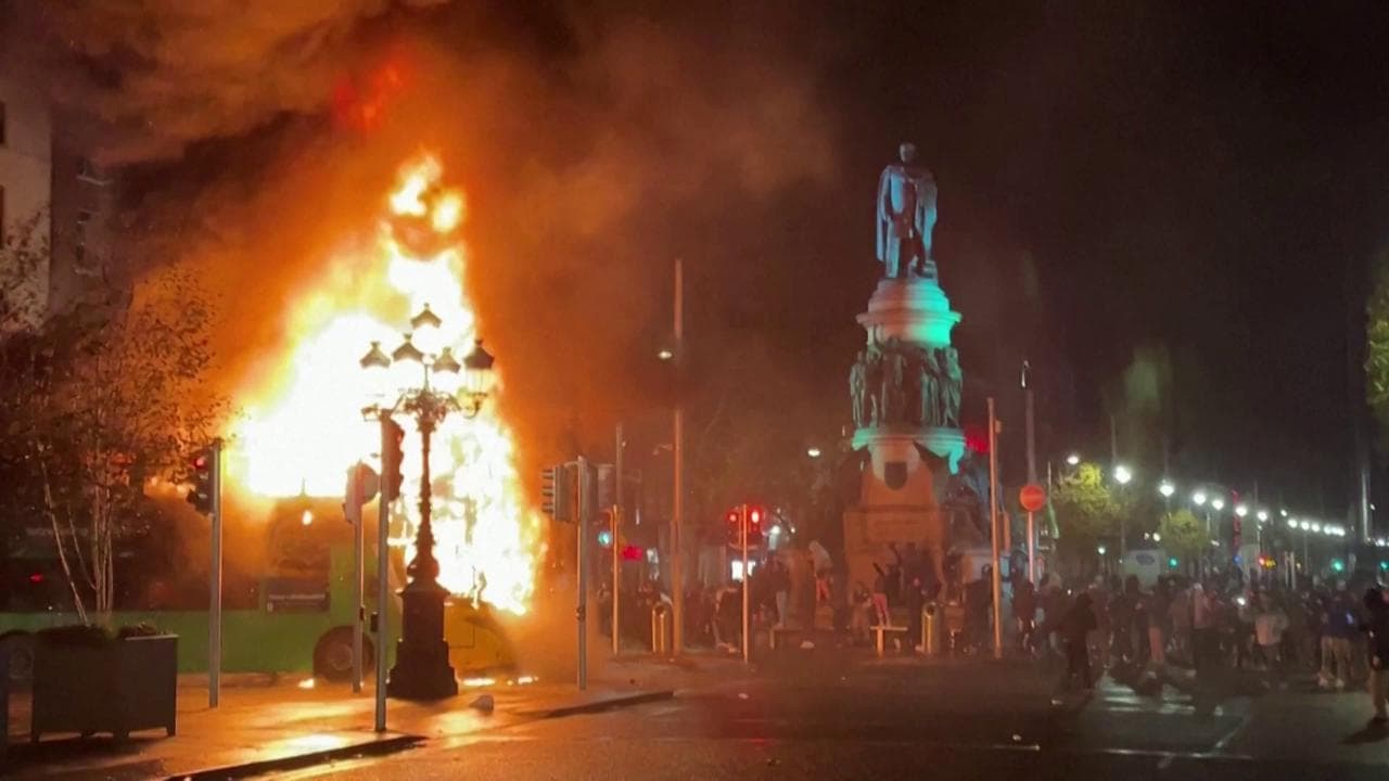 Violenze a Dublino, bus e auto della polizia in fiamme dopo l'accoltellamento di donne e bambini