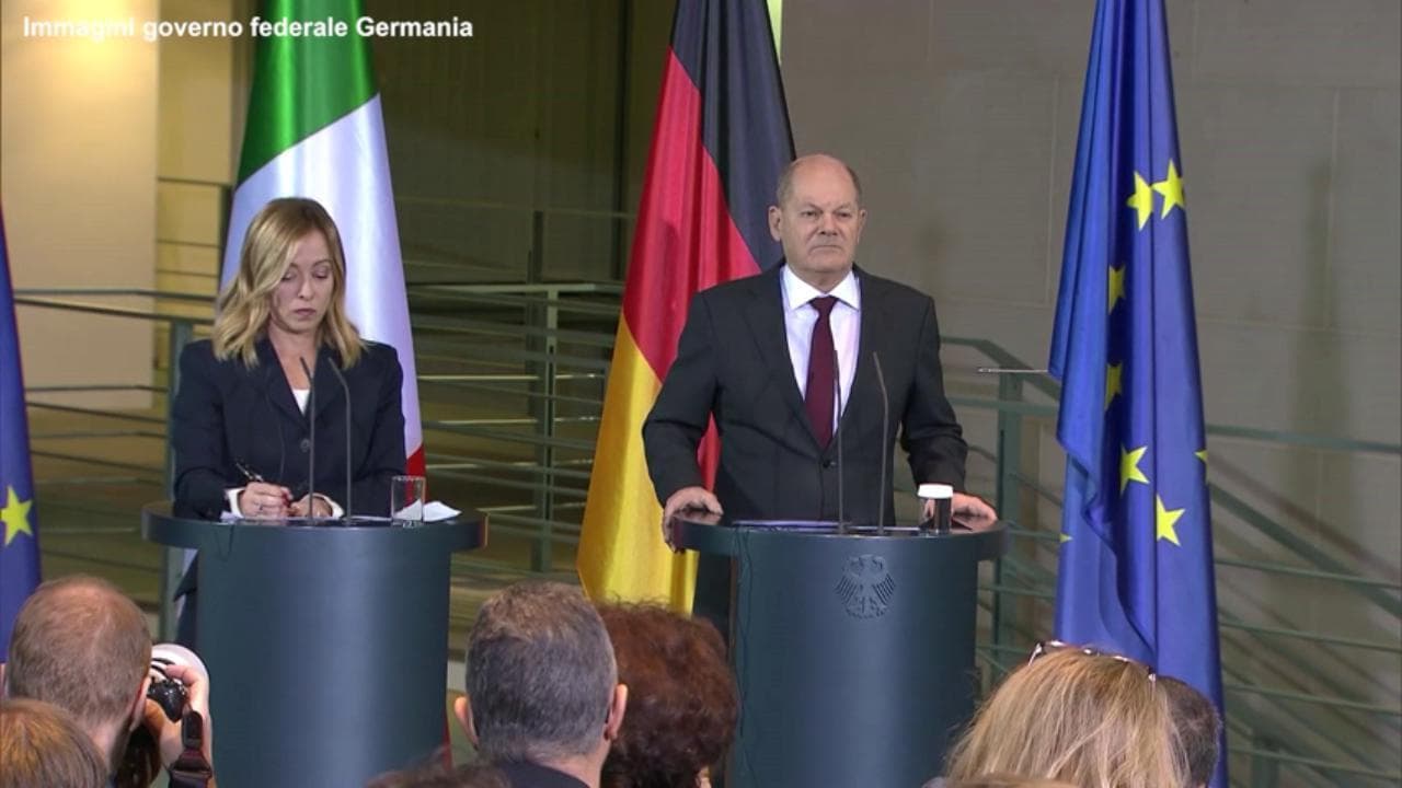 "Roma ritiene Berlino affidabile?": la reazione di Scholz alla domanda diventa virale