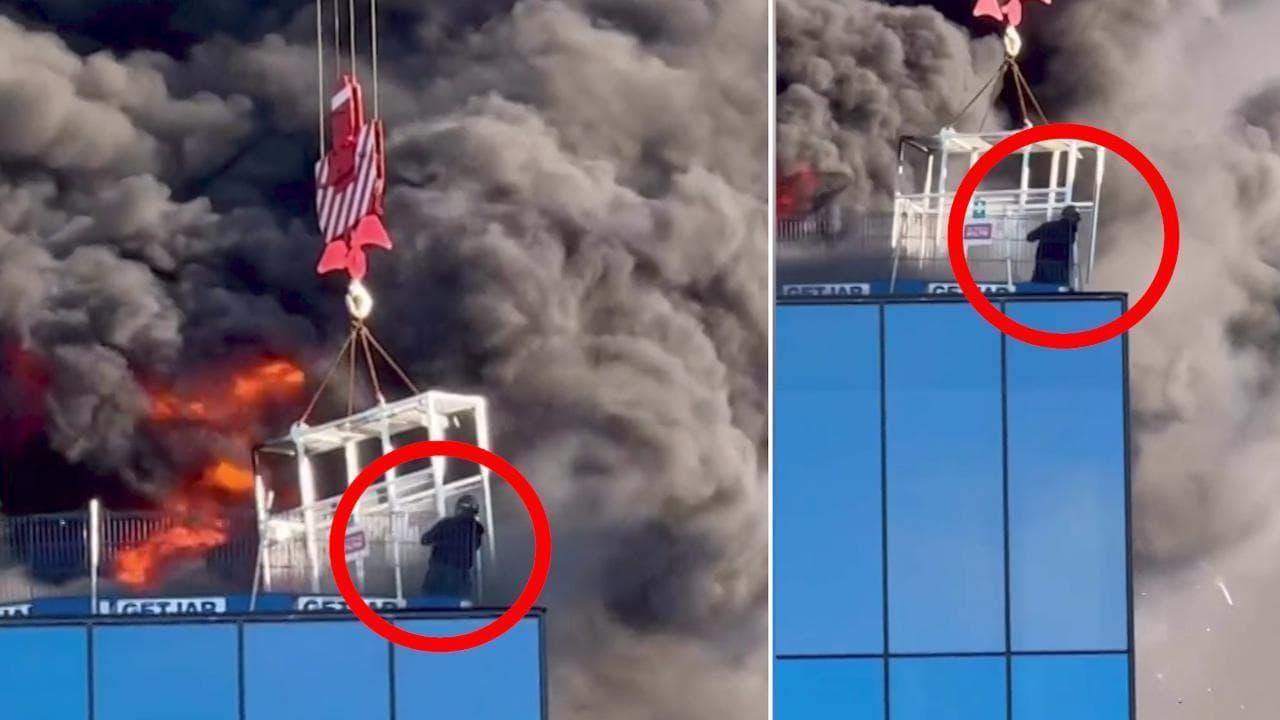 Operaio su un grattacielo rischia di morire in un inferno di fiamme, all'ultimo secondo interviene un gruista