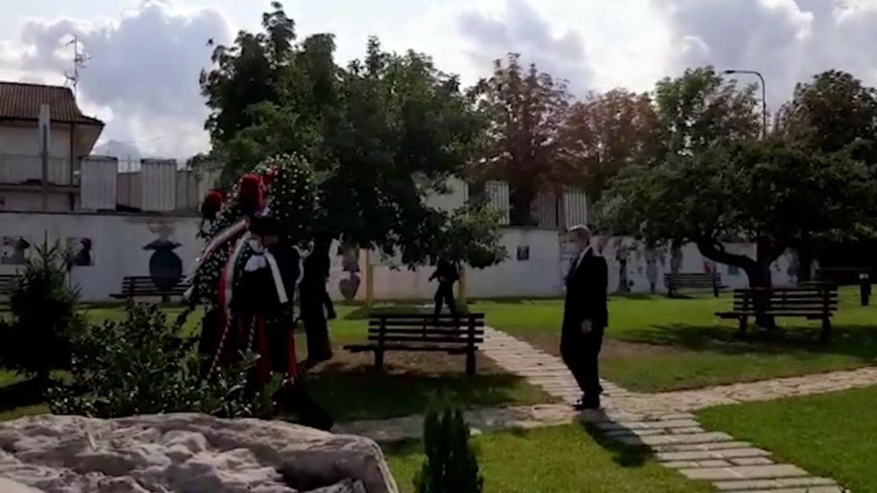 Amatrice, Draghi depone una corona di fiori per le vittime del sisma
