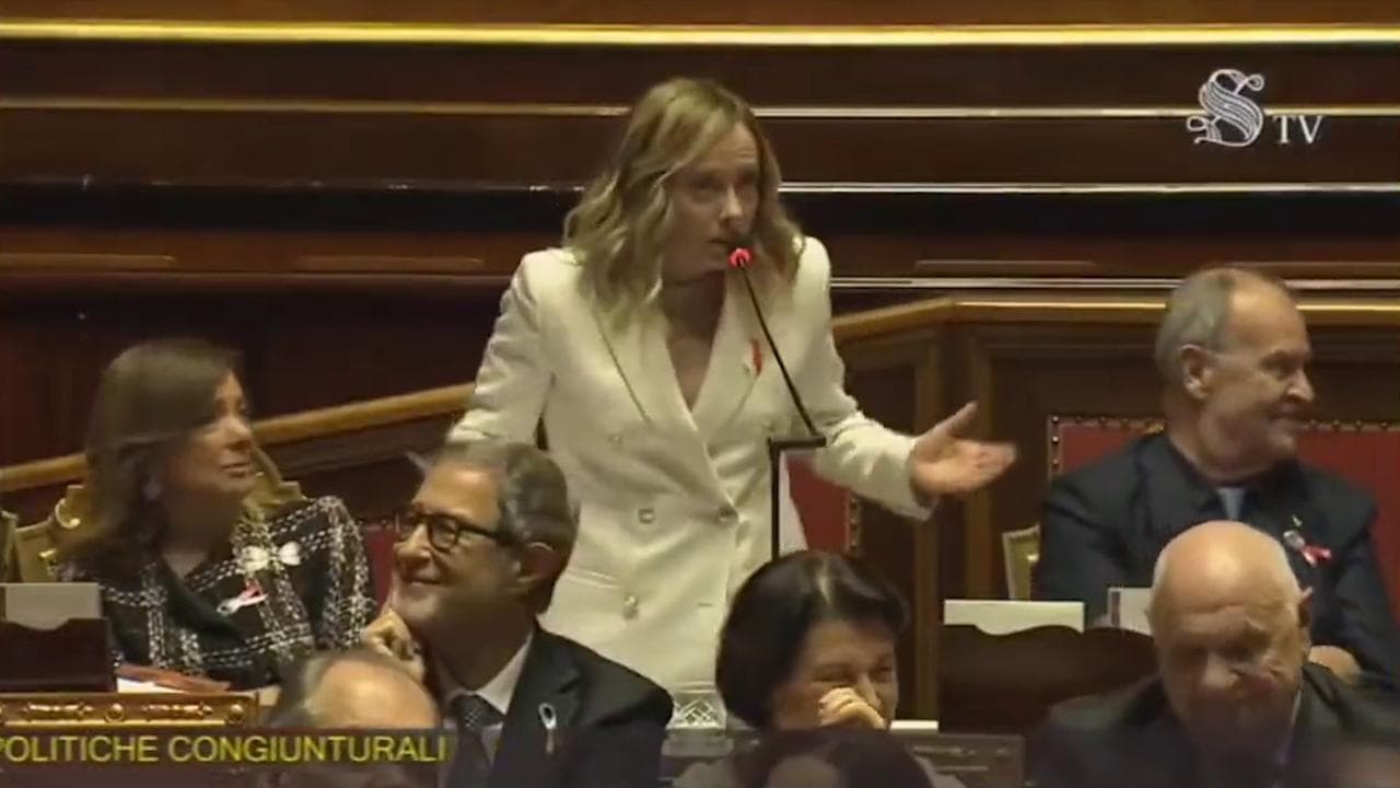 Renzi attacca Meloni sul prezzo del petrolio, la replica della premier: "Parli con il suo amico Bin Salman"