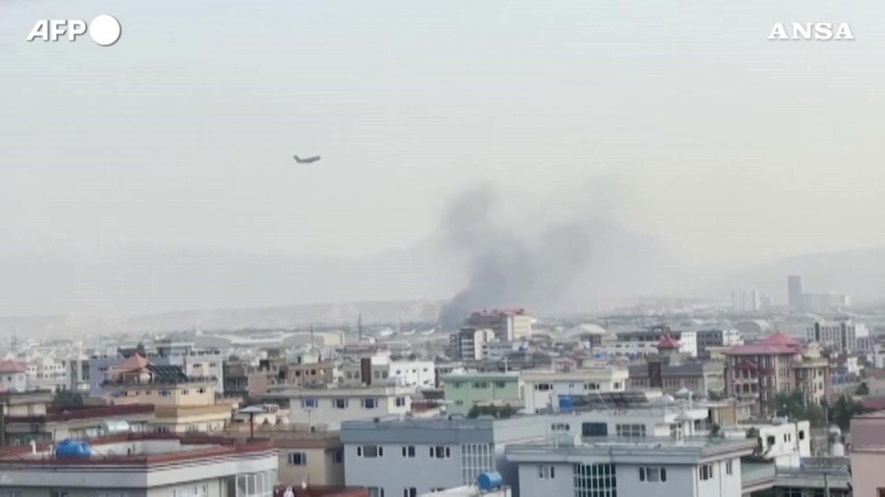 Afghanistan, proseguono le evacuazioni: grande traffico di aerei all'aeroporto di Kabul