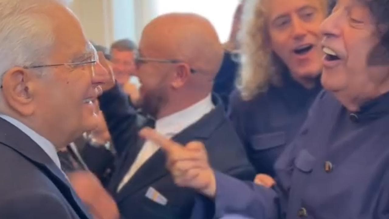 Mattarella intona "Volare" con i musicisti italiani e poi viene "bloccato" da I Cugini di Campagna