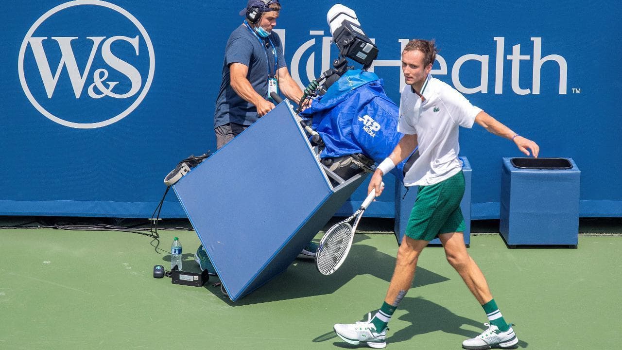 Tennis, la furia di Medvedev: si schianta contro la telecamera e poi la prende a calci
