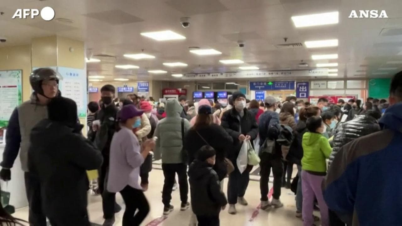 Cina, boom di polmoniti fra i bambini: decine di persone in fila all'ospedale pediatrico di Pechino