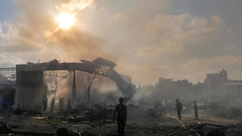Gaza, attacchi israeliani in corso attorno al campo profughi di Bureji. “Almeno 27 morti, ci sono bambini”