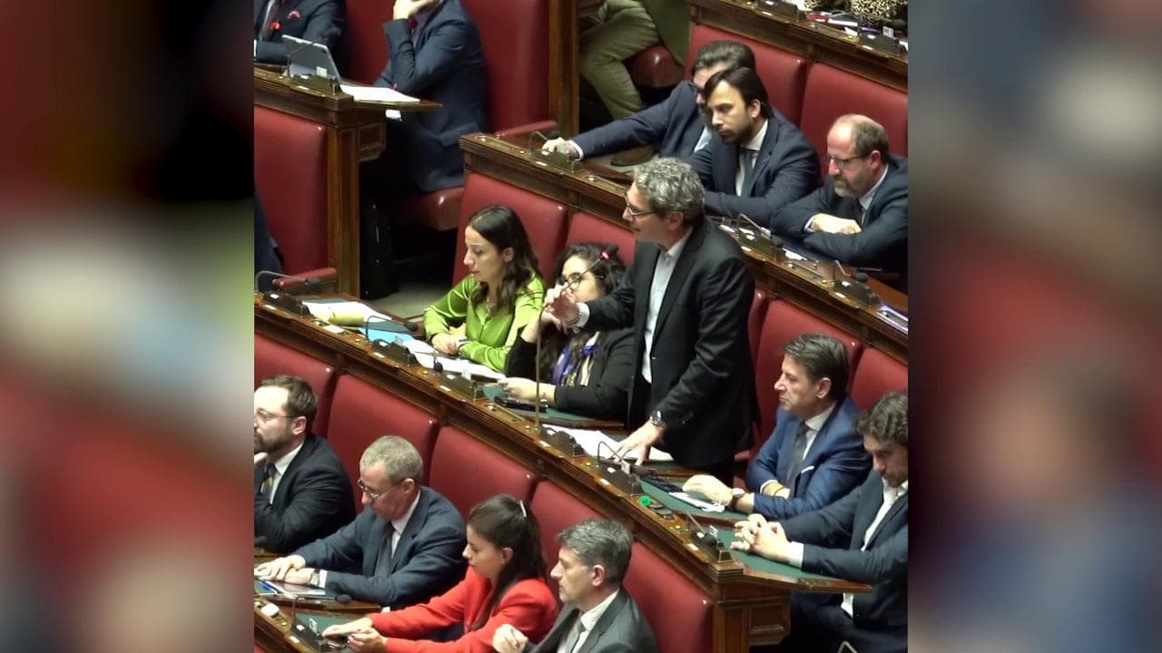 Minuto di rumore anche alla Camera: deputati M5S battono sugli scranni per Giulia Cecchettin