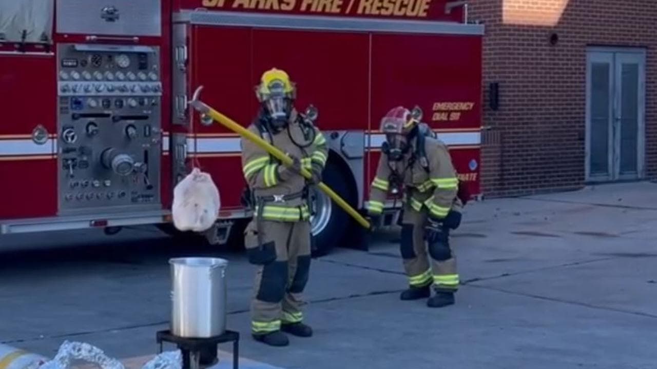 Giorno del Ringraziamento e i pericoli esplosivi nel cucinare il tacchino: il video mostra i disastri
