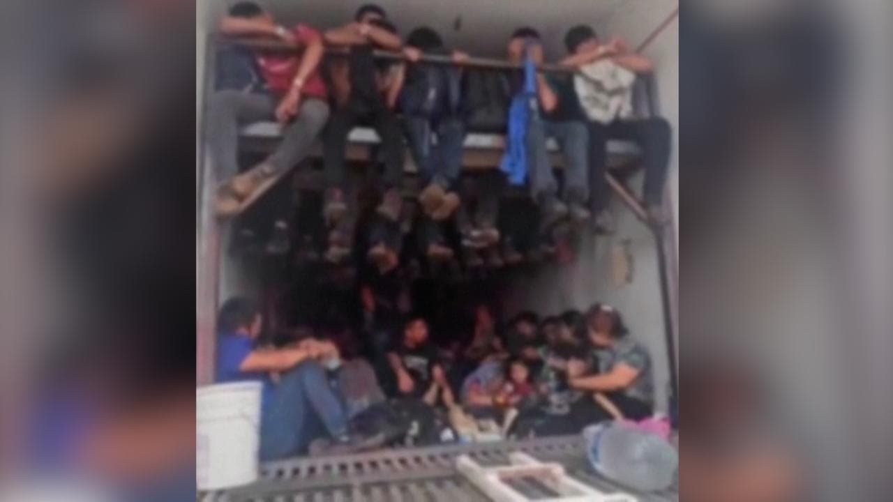 Messico, le autorità trovano 215 migranti rinchiusi nel rimorchio di un camion