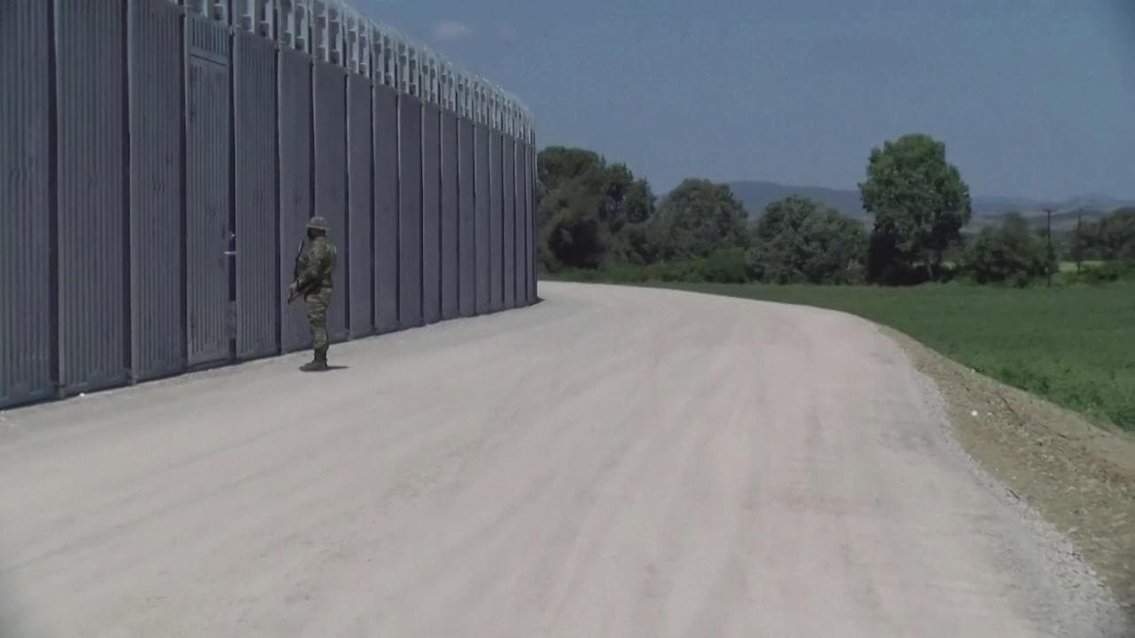 Afghanistan, la Grecia alza un muro al confine con la Turchia: così chiude la strada ai profughi