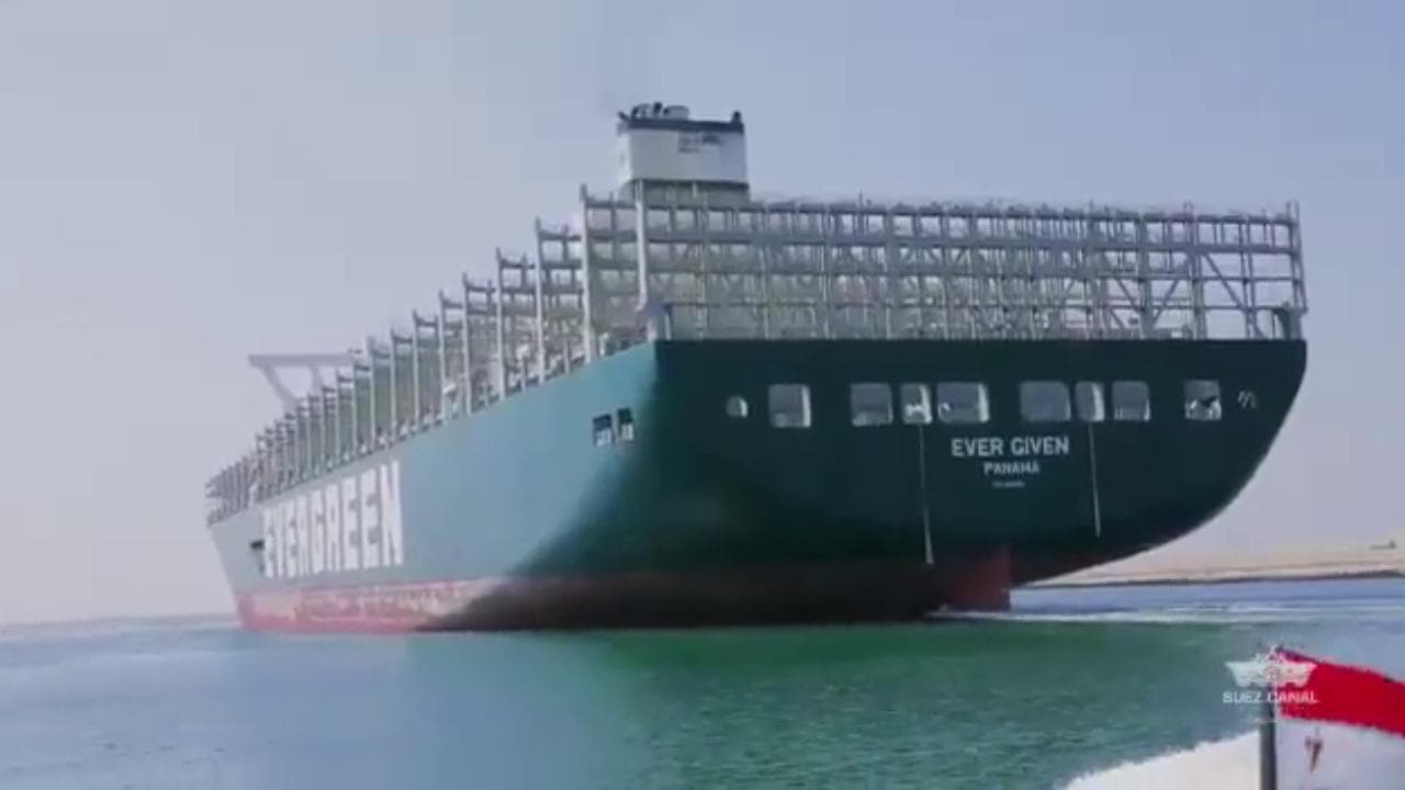 Suez, la gigantesca portacontainer Ever Given riattraversa il canale: questa volta non si incastra