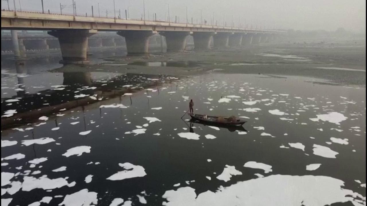 A Nuova Delhi sembrano galleggiare lastre di ghiaccio sul fiume, in realtà è schiuma letale per l'uomo