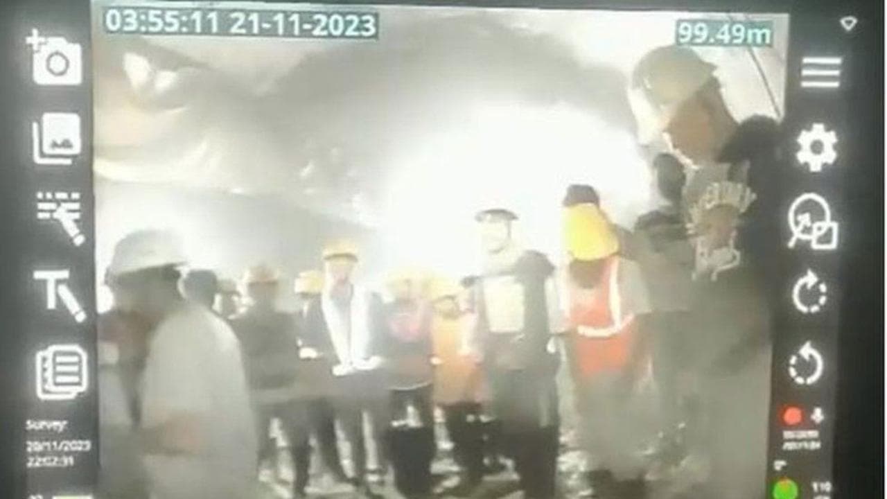 India, 41 operai intrappolati nel tunnel: una telecamera ne cattura i volti per la prima volta