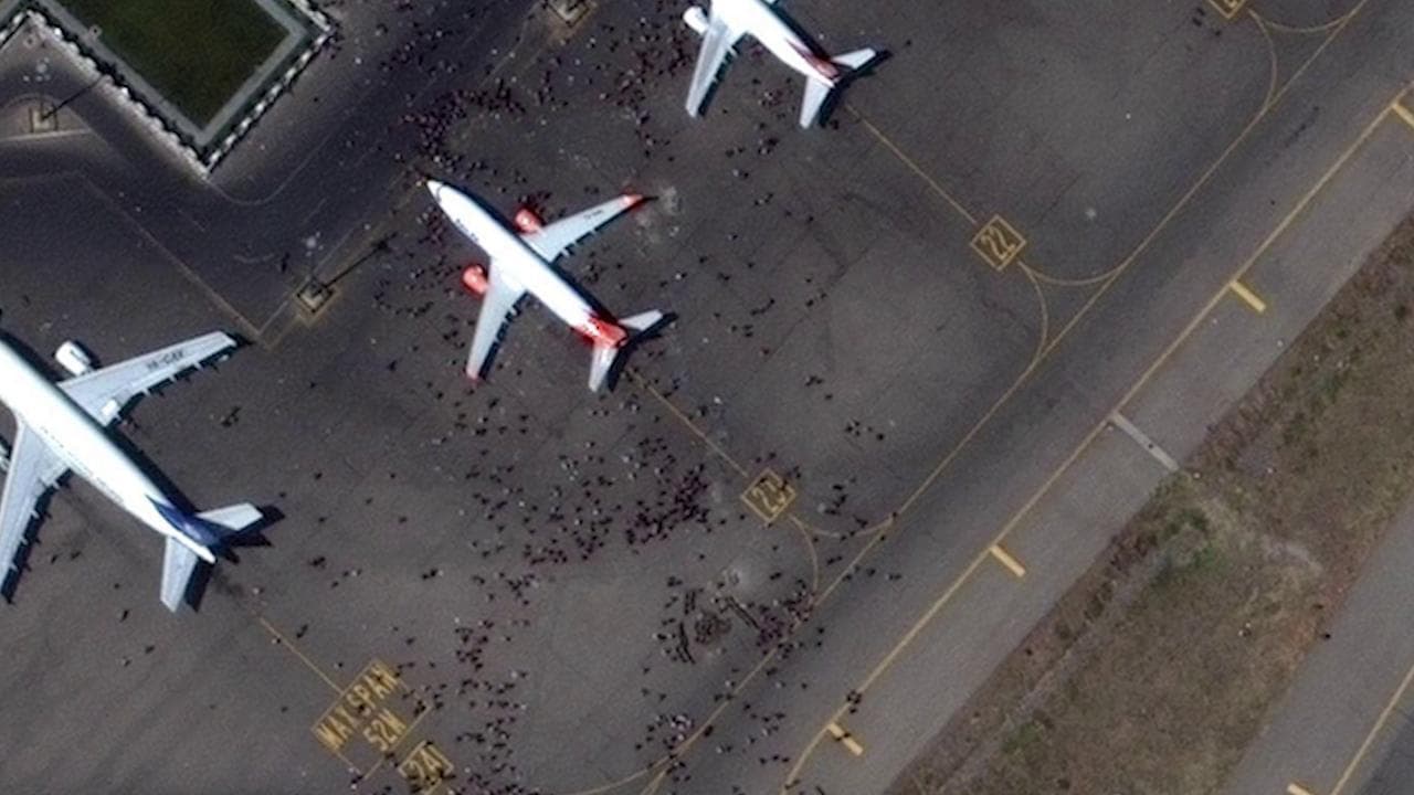 Afghanistan, la fuga da Kabul vista dal satellite: così appariva l'aeroporto