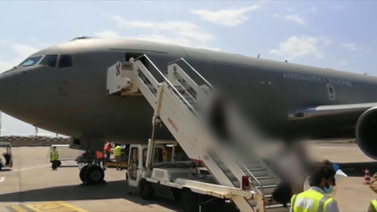Ponte aereo Kabul-Italia, atterrato a Fiumicino il terzo volo: a bordo altri 203 afghani