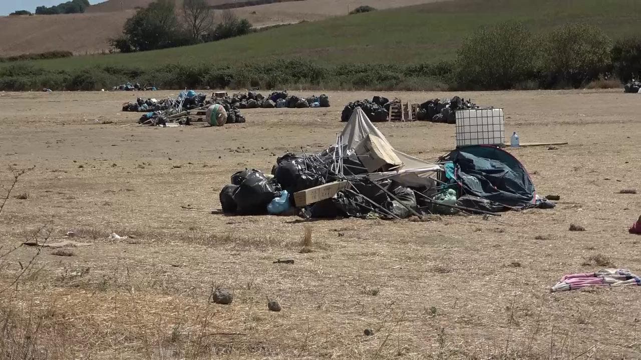 Rave party abusivo Lago di Mezzano, liberata l'area: i cumuli di rifiuti dopo sei giorni di festa