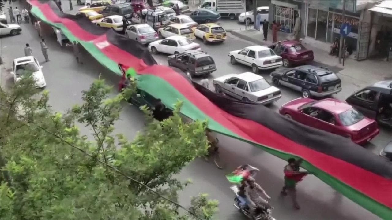 Kabul, manifestanti celebrano il giorno dell'indipendenza afghana: esposta una lunga bandiera