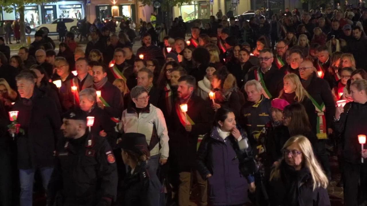 Femminicidio Giulia Cecchettin, la fiaccolata silenziosa per le strade di Vigonovo
