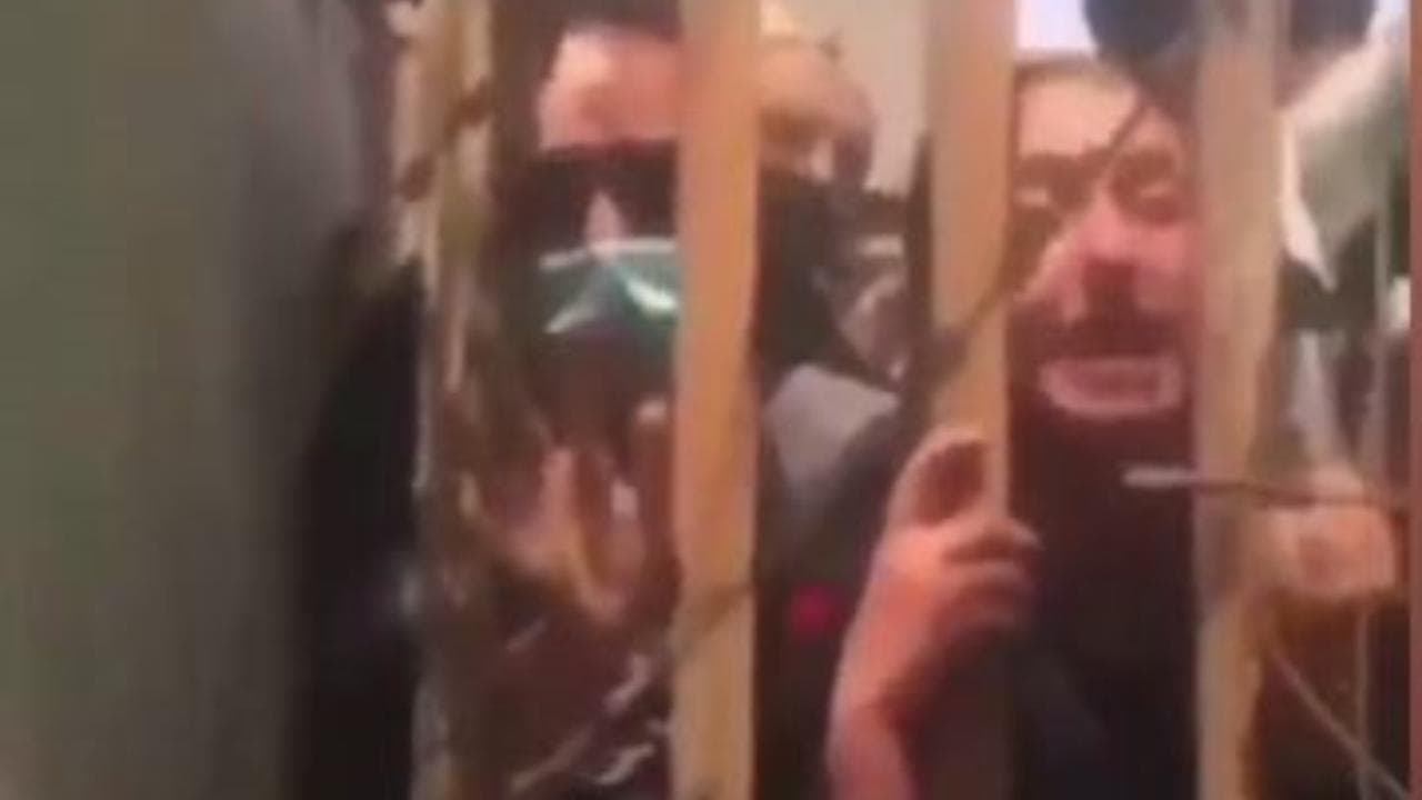 Le urla delle ragazze all'aeroporto di Kabul verso i soldati Usa: "Aiuto, i talebani arrivano a casa"