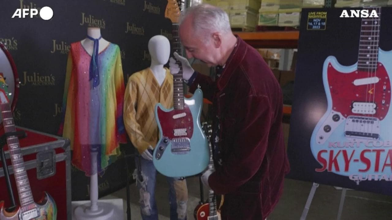 L'ultima chitarra di Kurt Cobain rosso-celeste è perfetta: comprata per 1,5 milioni di dollari