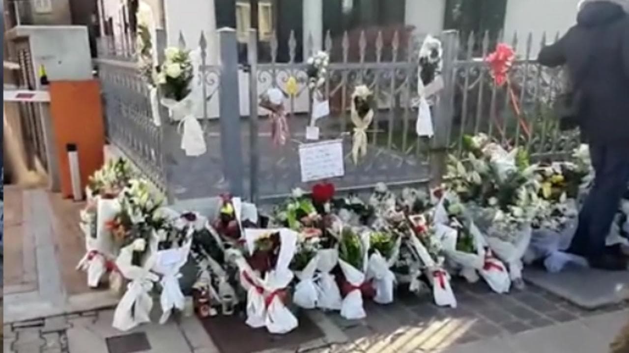 "Giulia sei la figlia di tutti", fiori e messaggi davanti alla casa di Vigonovo
