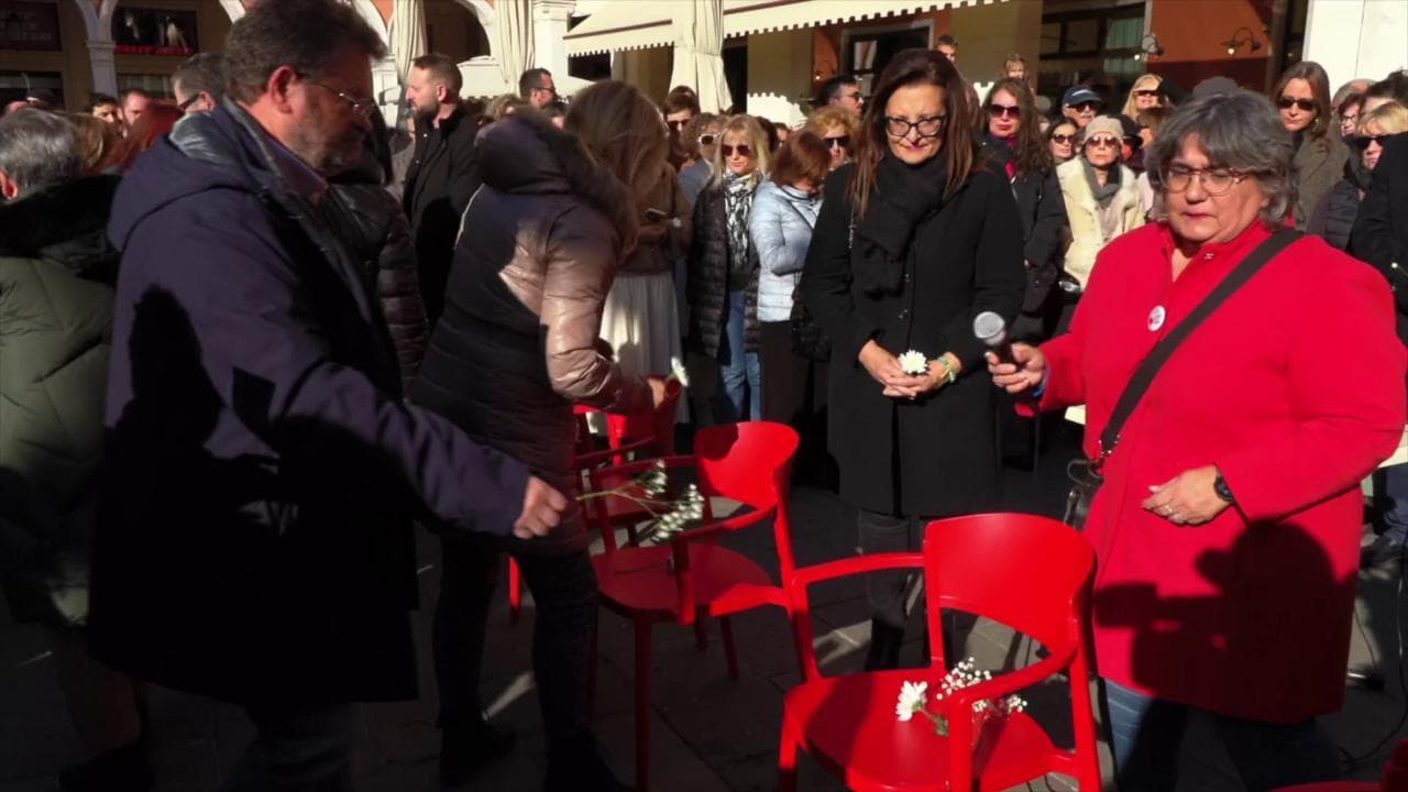 In ricordo di Giulia Cecchettin, fiori su sedie rosse durante flash-mob a Treviso