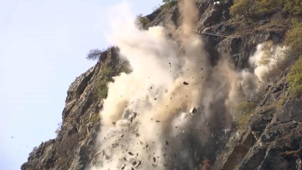 Val Venosta: 1.500 metri cubi di roccia sbriciolati dalla dinamite. Non è un film ma prevenzione