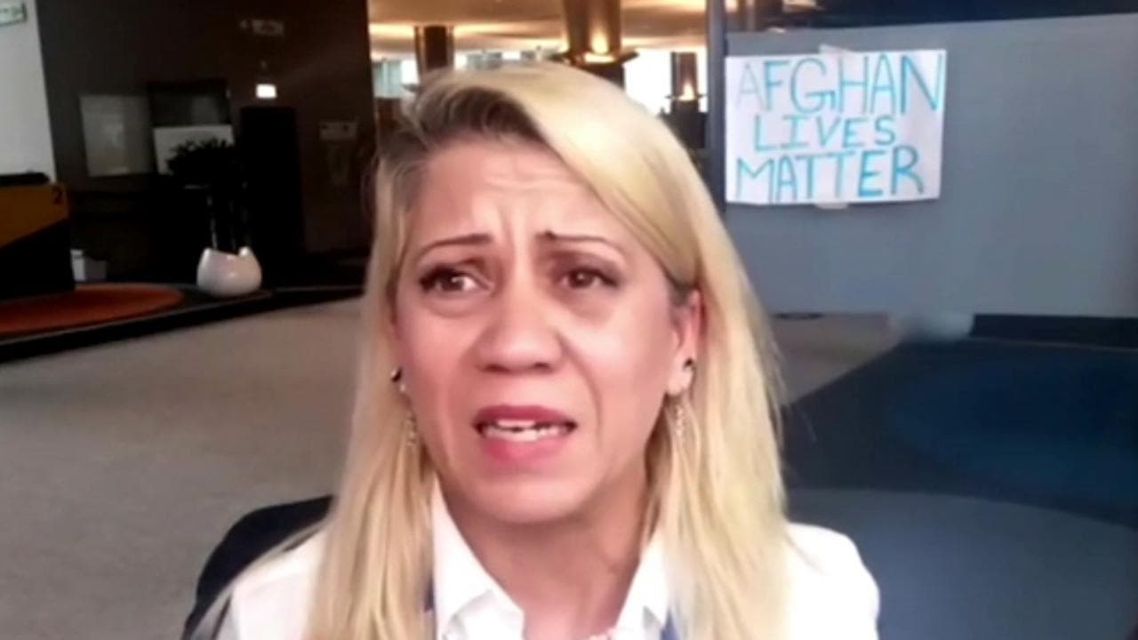 Nato, la giornalista afghana si commuove: "Le donne temono di tornare indietro di venti anni"