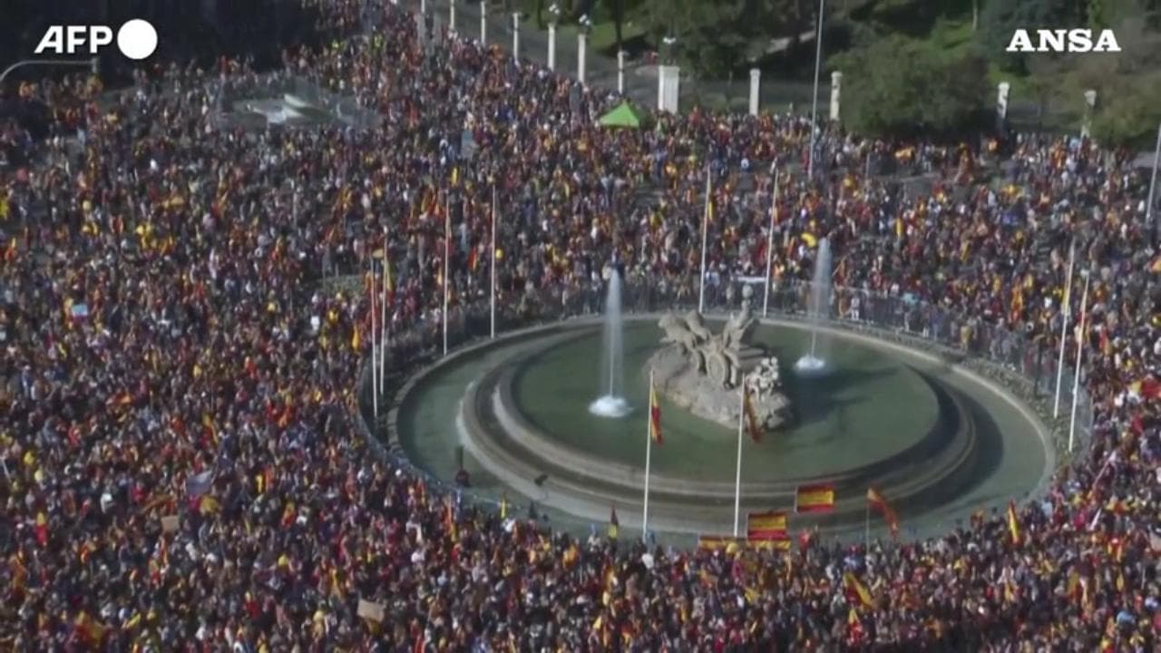 Spagna, decine di migliaia in piazza contro l'amnistia per i separatisti catalani e il premier Sanchez