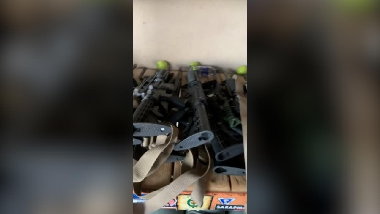 Afghanistan, l'arsenale di armi abbandonate all'aeroporto di Kabul: "Chiunque può prendere un fucile"