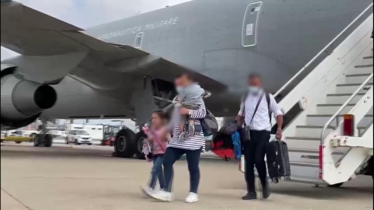 I rimpatriati raccontano la fuga dall'Afghanistan: "Civili volevano entrare anche sul nostro aereo"