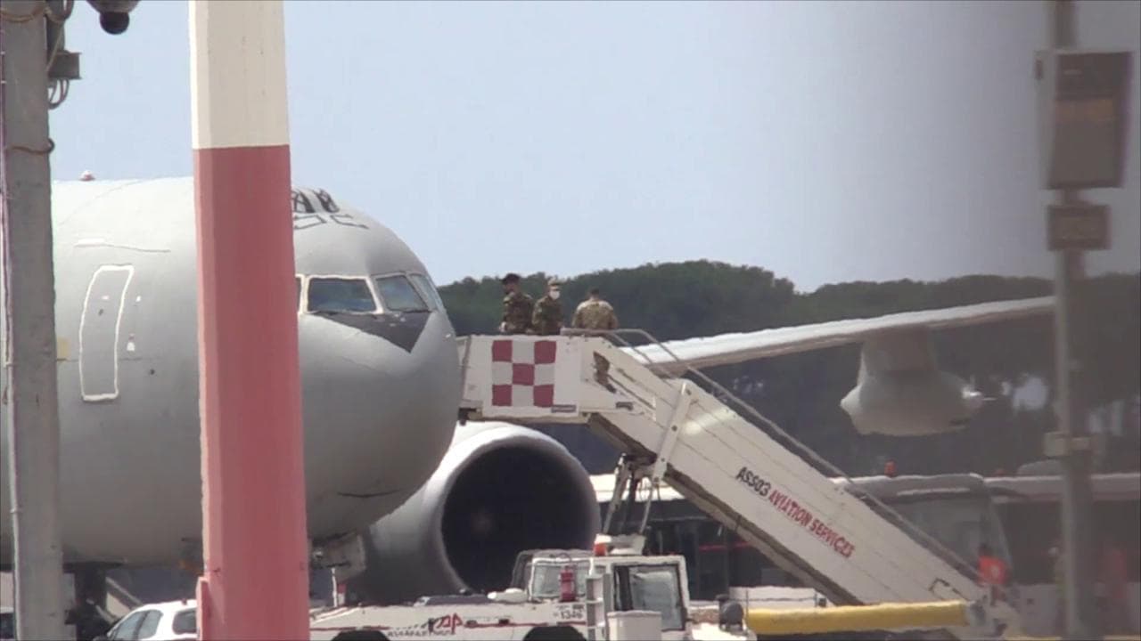 Fiumicino, l'arrivo da Kabul dell'aereo con gli italiani a bordo