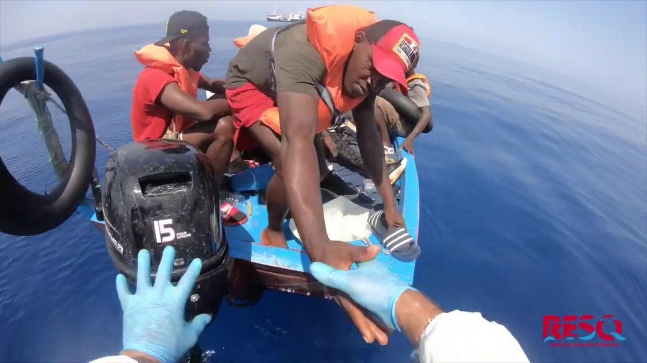 Dal barchino alla nave della Ong, i bambini salvati in mare