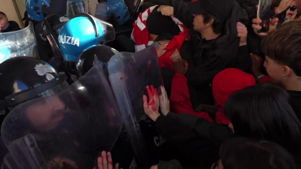 Torino, scontri tra studenti e polizia durante la manifestazione pro Palestina